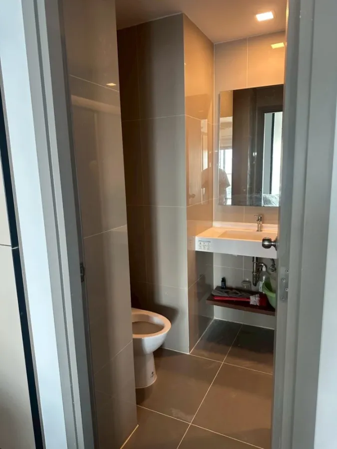 For rent: Ideo Sathorn-Wongwian Yai. Two-sided window design provides good ventilation and keeps the room cool. Fully furnished and ready to move in.