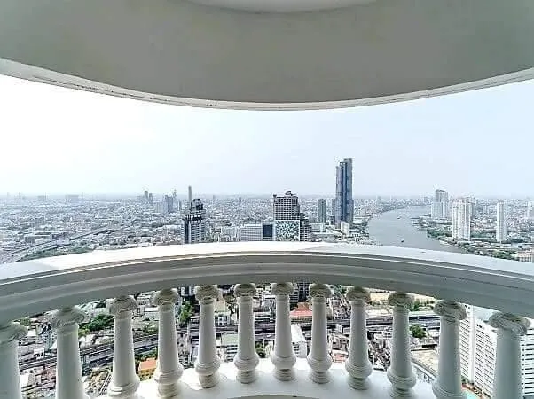 Selling State Tower condominium, overlooking the Chao Phraya River. The most beautiful day and night.