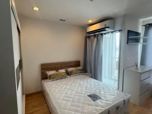 For rent: Casa Condo Asoke-Din Daeng, studio room, fully furnished with matching furniture. I must say that you must book.