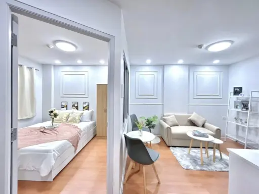 For sale Lumpini Town Bodindecha-Ramkhamhaeng. The room is decorated in a minimalist style. Very minimalist. Divided into proportions suitable for sle