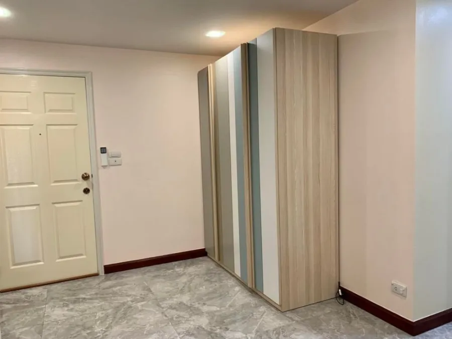 Sale Lumpini Ville Phahon-Sutthisan bedroom with good laminate flooring. Plus, the room has a good view, no building blocking it. If interested, reser