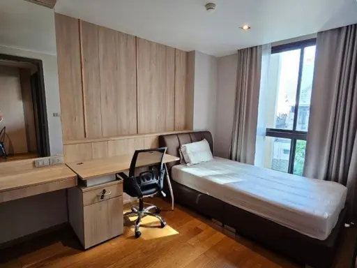 Condo for rent, Altitude Samyan-Silom, 5th floor, clear view, no building block, Buit-in furniture, complete set, interested, book now.