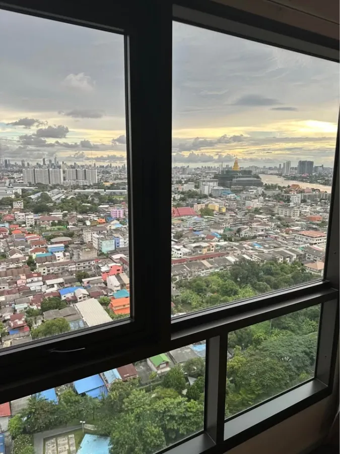 Selling high-floor unit at The Stage Taopoon Interchange. Nice and fully furnished. Book now!