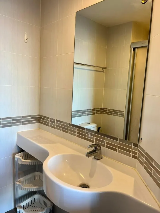 For rent, Lumpini Park Rama 9-Ratchada, 1 bedroom, with colorful wallpaper, very inviting, hurry to book before you miss it.