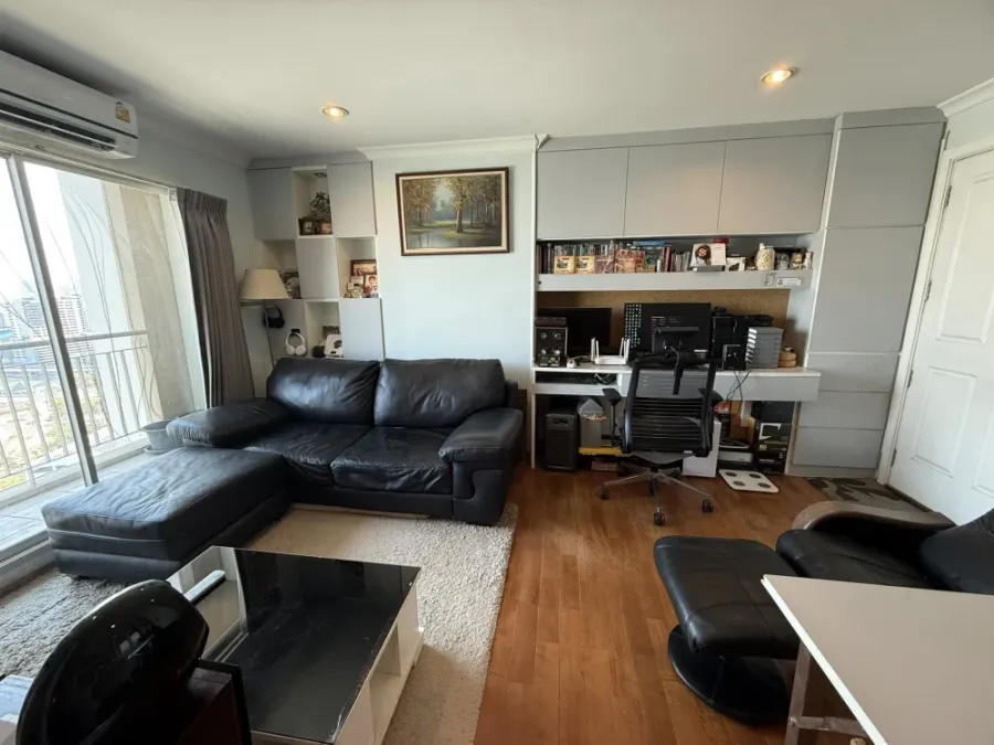 For sale: Lumpini Place Rama 9. Very high floor unit, receiving warm morning sunlight, not hot in the afternoon. Corner unit, not crowded. A highly re