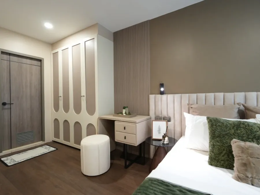 For sale: The Clover Thonglor. Includes free furniture worth over 500,000 baht. Stylish and well-decorated, a very comfortable place to live. Book now
