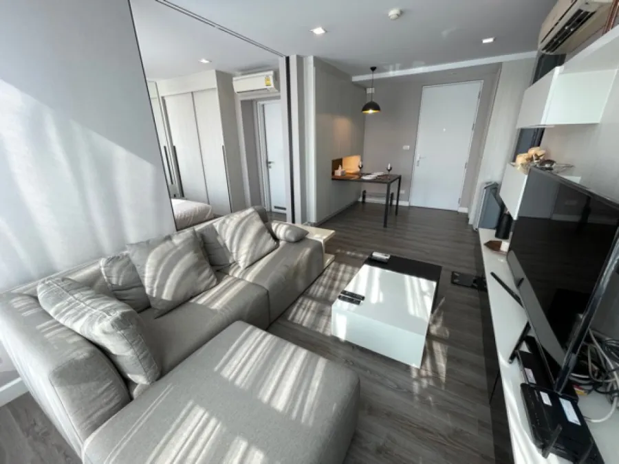 For rent urgently!! Condo The Room Sukhumvit 40, near BTS Ekkamai, good location, do not hesitate, book now!!