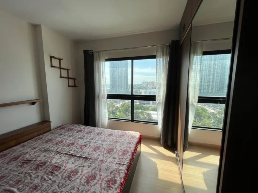 For rent Supalai Loft @ Talat Phlu Station complete with electrical appliances Comes with a fully adjustable sofa. Book now.