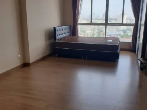 For sale: The Tree Bang Pho Station, north side, view of the curve of the Chao Phraya River. Fully furnished, good price, you must reserve now.