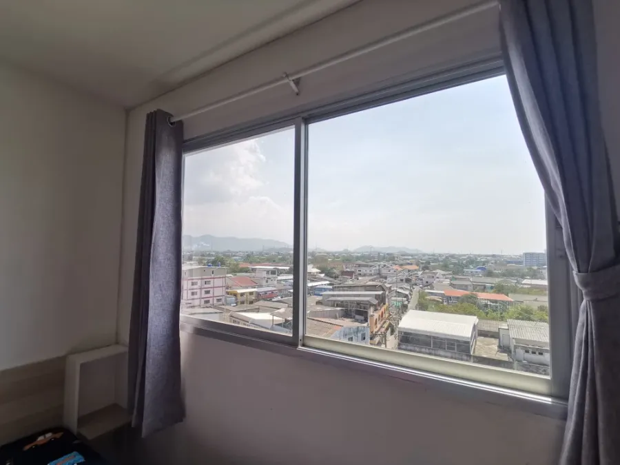 For rent: Lumpini Condo Town Chonburi - Sukhumvit, 8th floor, mountain view, fully furnished, book now, don't miss out.