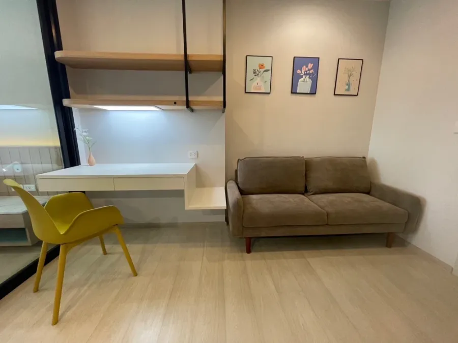 For rent: Life Asoke, 32nd floor, very high, facing north, cool all day, excellent built-in decoration, interested, reserve now.