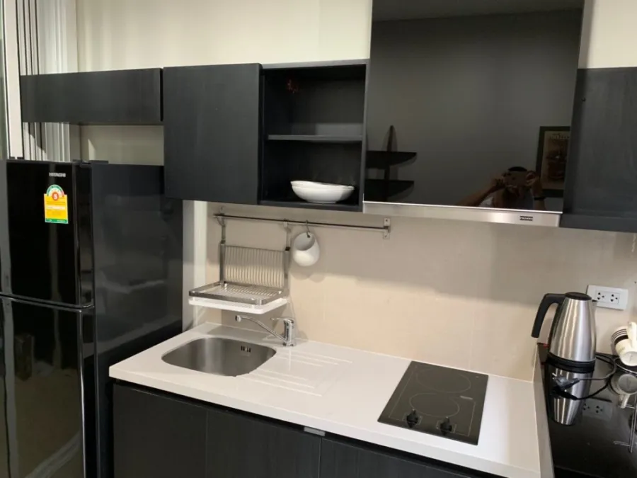 Condo for rent, Rhythm Sukhumvit 44/1, high floor, good view, complete with furniture and electrical appliances.