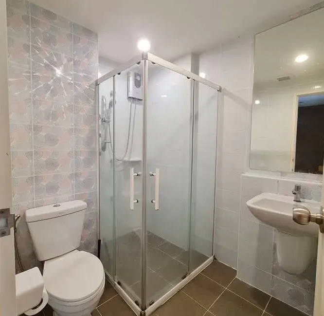 Hallmark Ngamwongwan condo for rent. Nice room, great location, convenient transportation, fully furnished. You can't miss this opportunity!