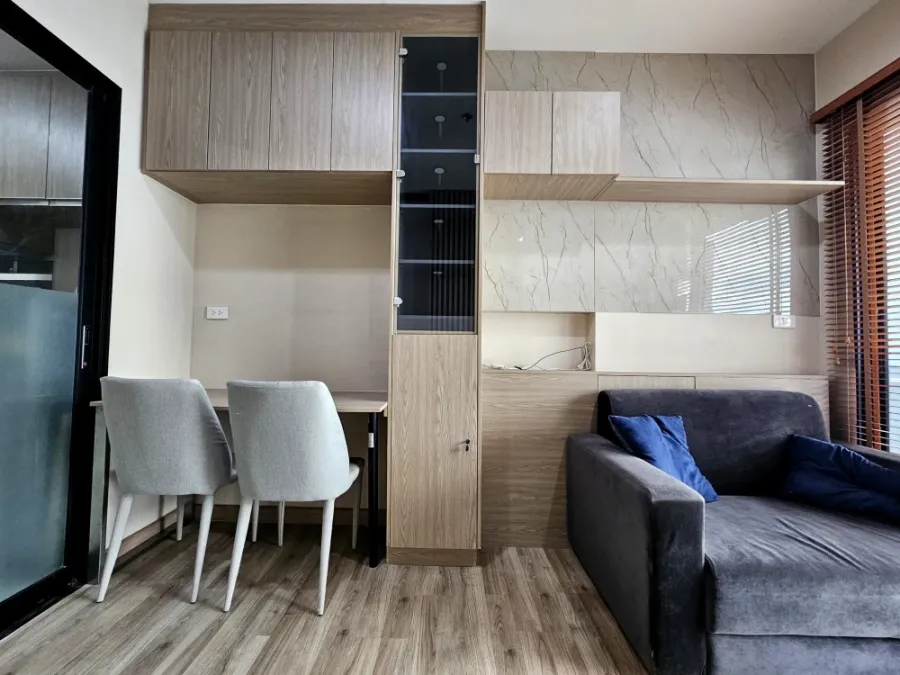 For sale: Niche Mono Sukhumvit-Bearing, 16th floor (corner room), built-in furniture throughout the room, just bring your own luggage and move in.