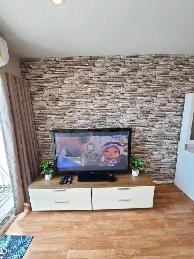 For rent Lumpini Ville Phatthanakan-Srinakarin. The city view is very beautiful. The room is nice and has wallpaper throughout the room. Don't miss it