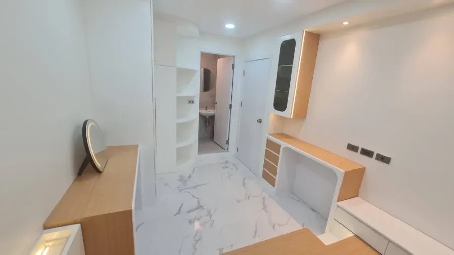 Plum Condo Chaengwattana Station for sale. Nice unit on the 2nd floor (not too high). Built-in interior. Reserve now!