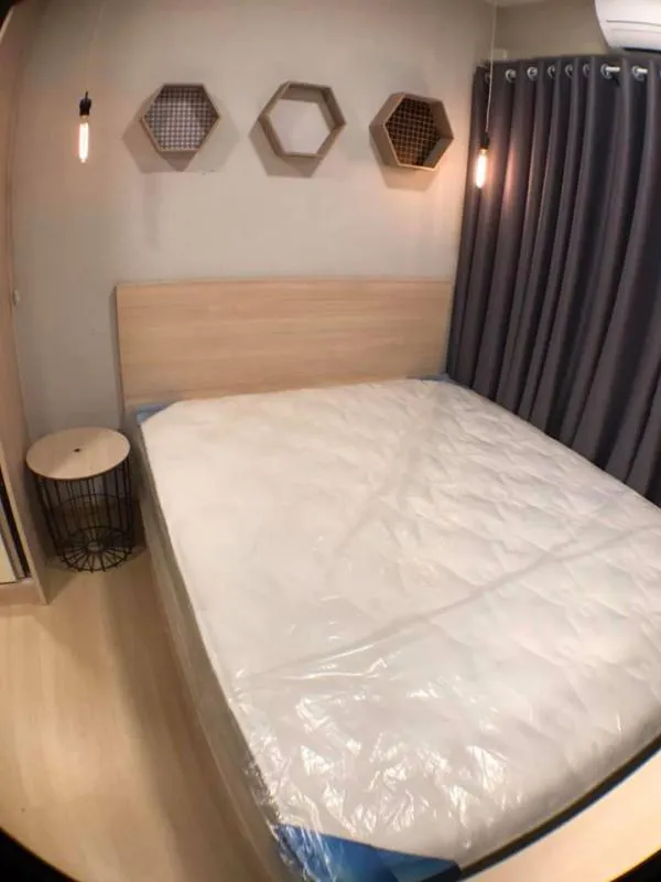 The room is very beautiful, fully decorated (rare) with mirrors on the whole wall. Anyone who likes a beautiful, luxurious room should not miss it.