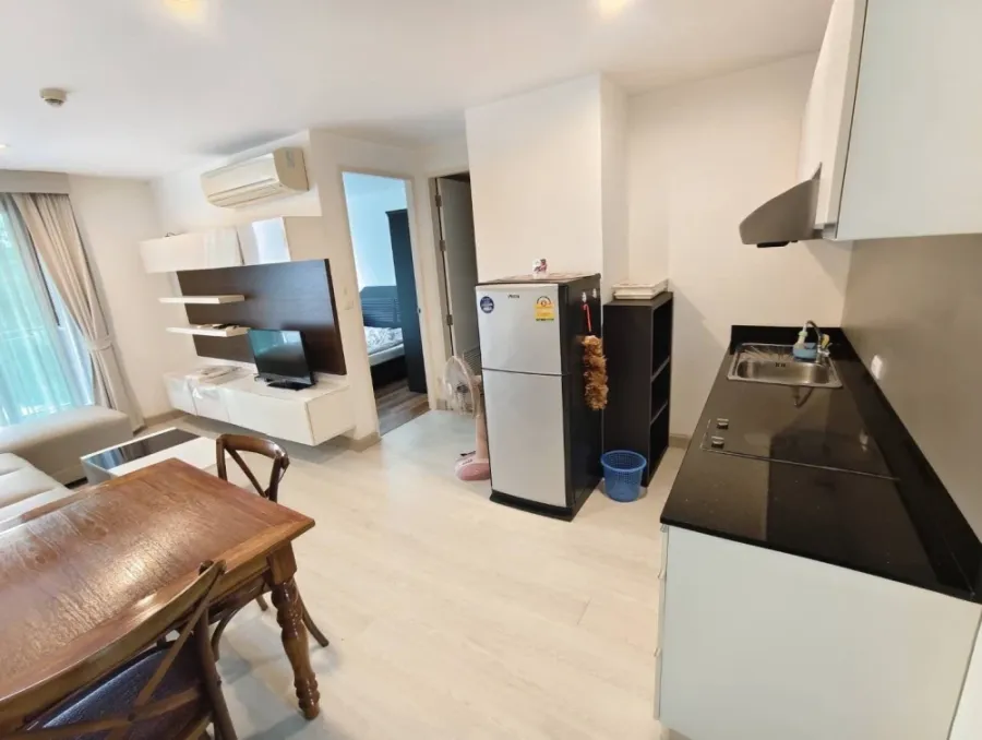 Silk Sanam Pao condo for rent. Spacious and comfortable room with complete furniture and appliances. Ready to move in! Book now!