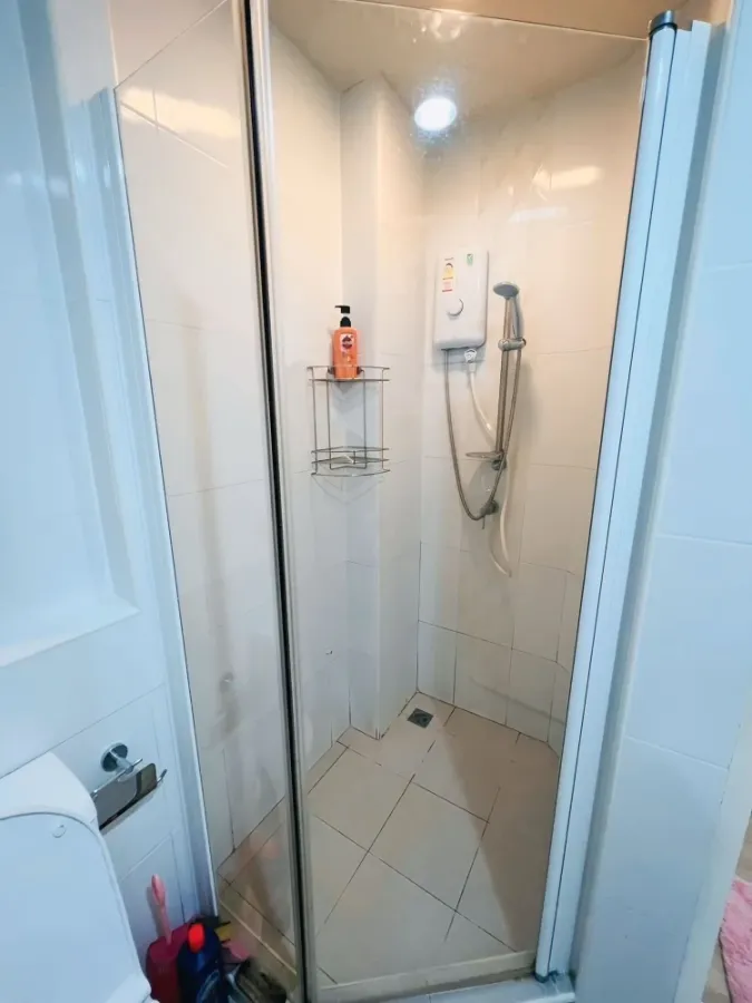 ขาย เช่า J Condo Sathorn-Kallaprapruk ห้องน่าอยู่ ติดวอลเปเปอร์อย่างดี มาพร้อมโซฟาสีชมพูตัวใหญ่น่านั่ง จองเลย