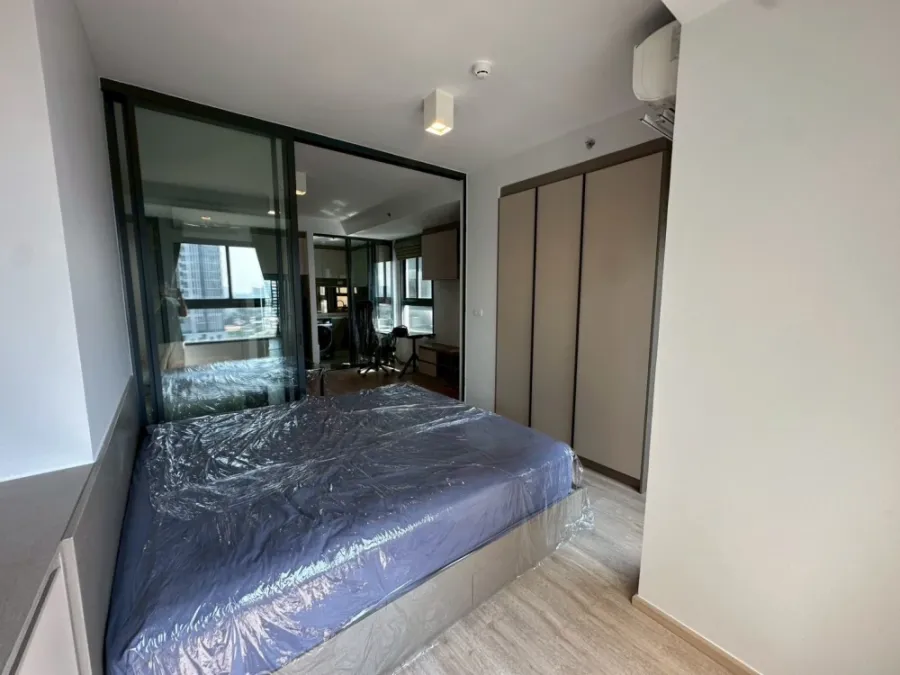For rent: Ideo Sathorn-Wongwian Yai. Two-sided window design provides good ventilation and keeps the room cool. Fully furnished and ready to move in.