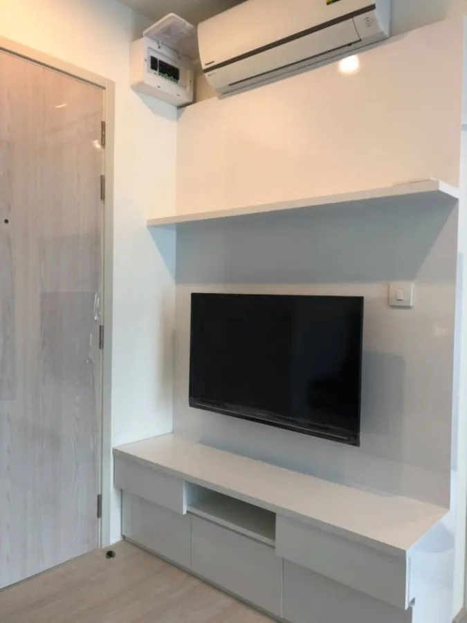 For rent Life Asoke, this room is new out of the box. White furnishings make the room look very spacious, high floor, premium view, book now.