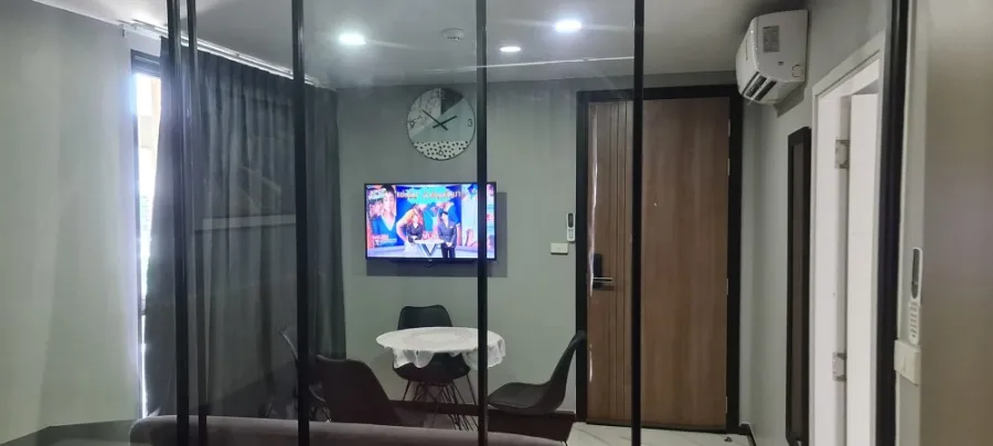 Condo for rent, The Belgravia @ Ratchada-Lat Phrao 15, partitioned room decorated with marble pattern. The high floor is good. Reserve quickly.