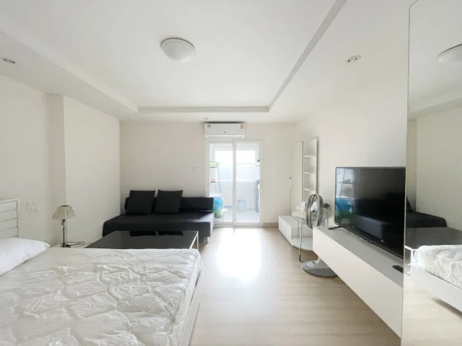 For rent, HAPPY Condo Ratchada 18, white tone room, easy decoration, ready to move in.