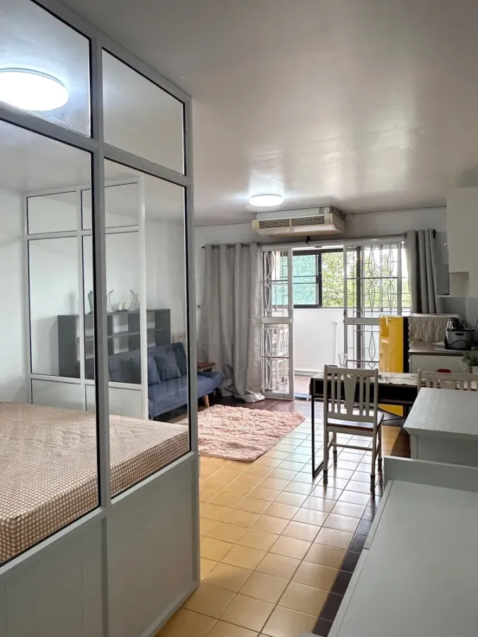 For rent: Champs Elysees Tiwanon, fully furnished with furniture, air conditioner, electrical appliances, just bring your bags and you're ready to mov