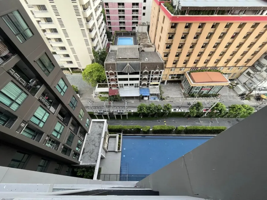 For rent, Knightsbridge Collage, Ramkhamhaeng, high ceiling. Pool view, nice room. If interested, hurry up and reserve now. Don't miss it.