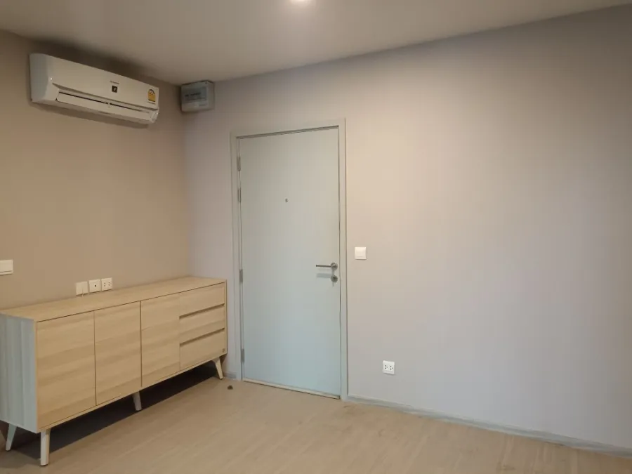 For Sale rent, Aspire Asoke-Ratchada, Building D, 8th floor, spacious room, double bed, very comfortable bed. Not booking is a big mistake.