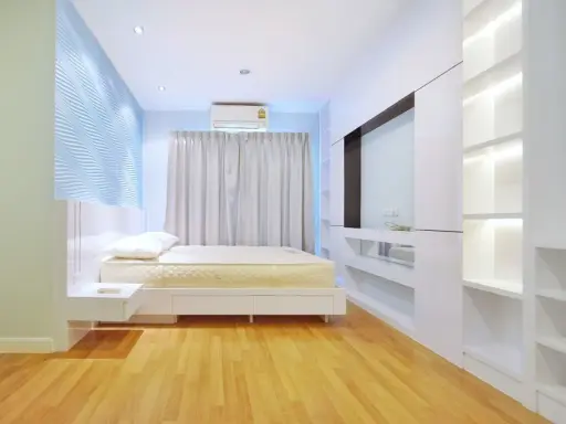 For rent, Lumpini Park Riverside - Rama 3, white room, very spacious, chicly decorated, plus a great view. Book now.