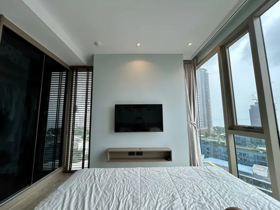 For rent: The Riviera Ocean Drive, spacious room with plenty of usable space, comes with a private Jacuzzi on the balcony, great location, book now!