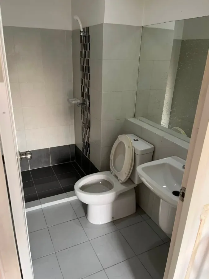 Condolette 624 Ladprao for rent. Beautiful garden view with green trees. Bright and airy, no need for lights during the day, and enjoys better air qua