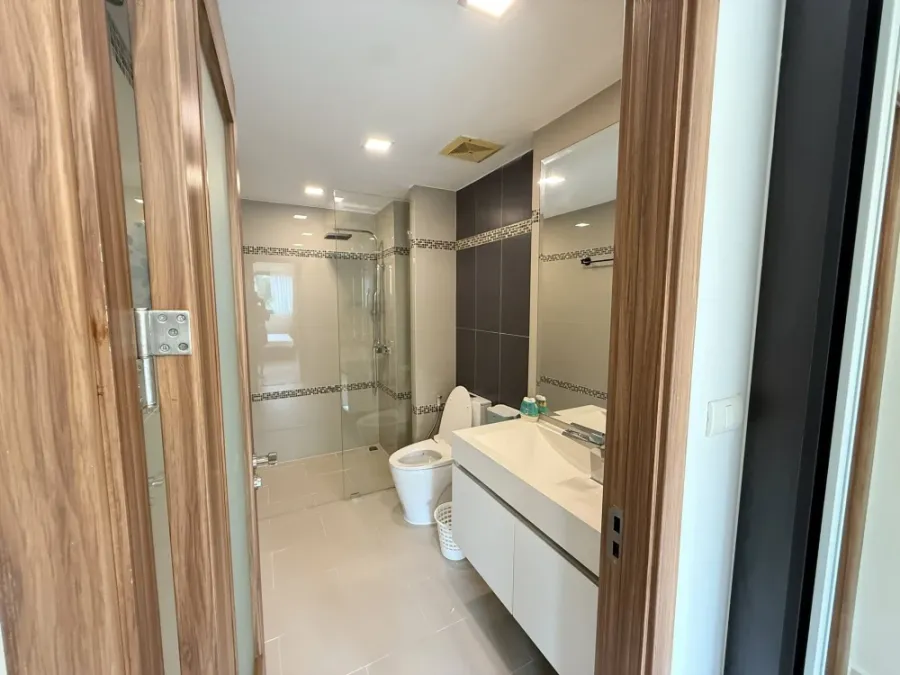 ขาย Club Royal Wongamat 1 ห้องนอน 1 ห้องน้ำ มาพร้อมเฟอร์ครบครัน มองเห็นวิวสระว่ายน้ำสวย จองด่วน