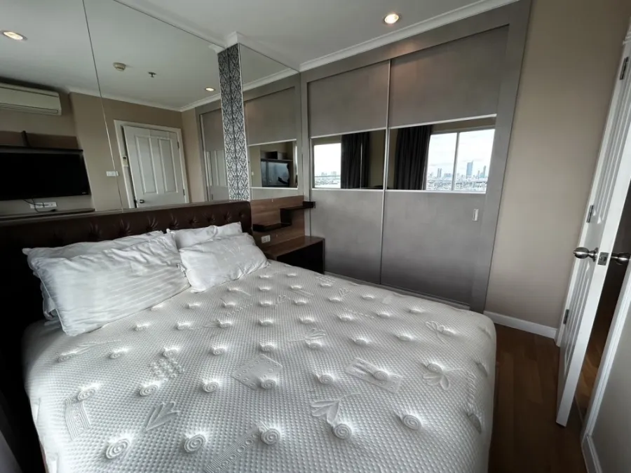 For rent, Lumpini Park Riverside, 15th floor, great view of the Chao Phraya River. Built-in furniture around the room, don't miss it.