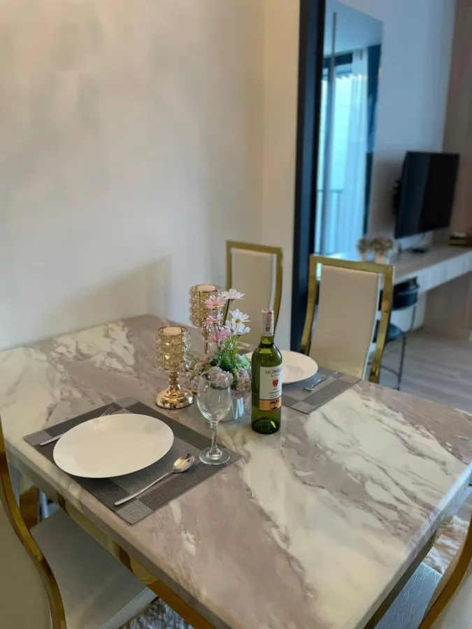 For sale or rent: XT Phayathai. Beautifully decorated with complete furniture. Premium floor with two gardens in front of the unit. Book now!