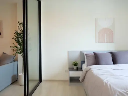 For rent: Life Asoke, ready to move in, furnished, just bring your bags.