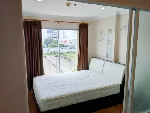 For sale/rent: Lumpini Place Rama 9 - Ratchada condo. Spacious, partitioned units with ample living space. Book now!