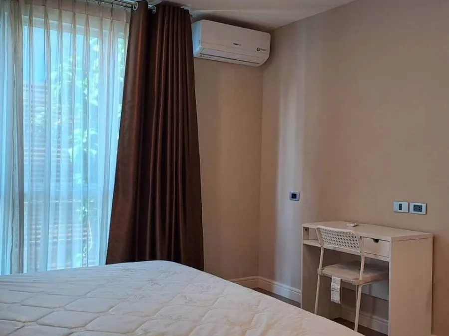 For rent: The Crest Sukhumvit 24, spacious room, comfortable to live in, complete with furniture and electrical appliances. Hurry and reserve now.