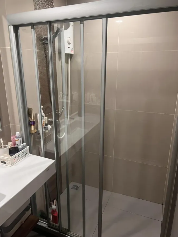 For sale Ideo Sathorn-Wongwian Yai. The room is decorated with simple, elegant furniture that looks expensive. Don't just look, reserve quickly.