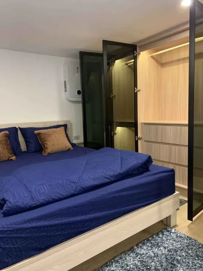 For rent: Landmark @MRTA Station, duplex unit with 2 floors, spacious living area, fully furnished, ready to move in.