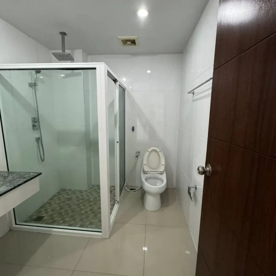 For rent: Tourmaline Gold Sathorn-Taksin, 40 sq.m. unit. Get the feel of a spacious room at this price – excellent value! If you're looking for a unit