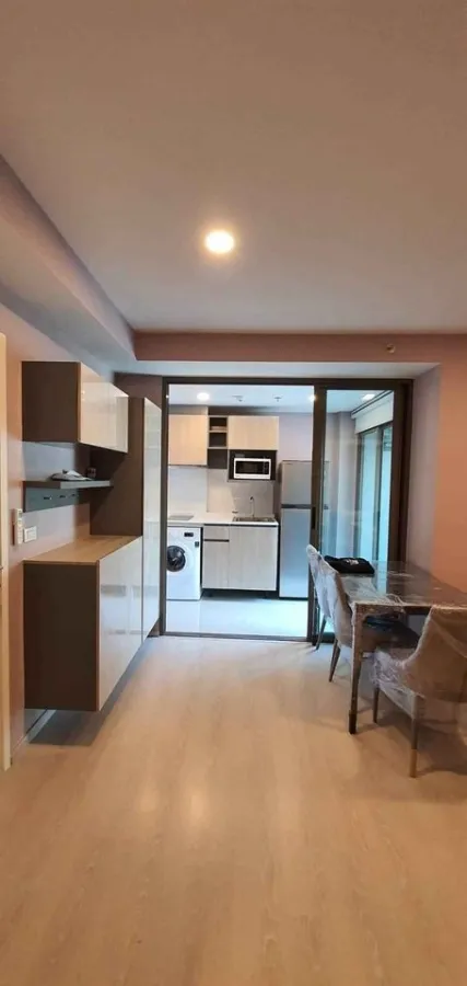 sale or rent, Condo Feel Phahon 34. The rooms are clearly divided into proportions. Completely decorated with good quality wooden curtains. Buy now.