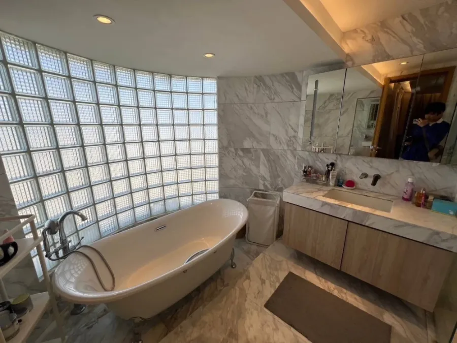 For sale: Le Raffine Sukhumvit 24, very large room with private swimming pool, home-like atmosphere, buy and move in immediately.