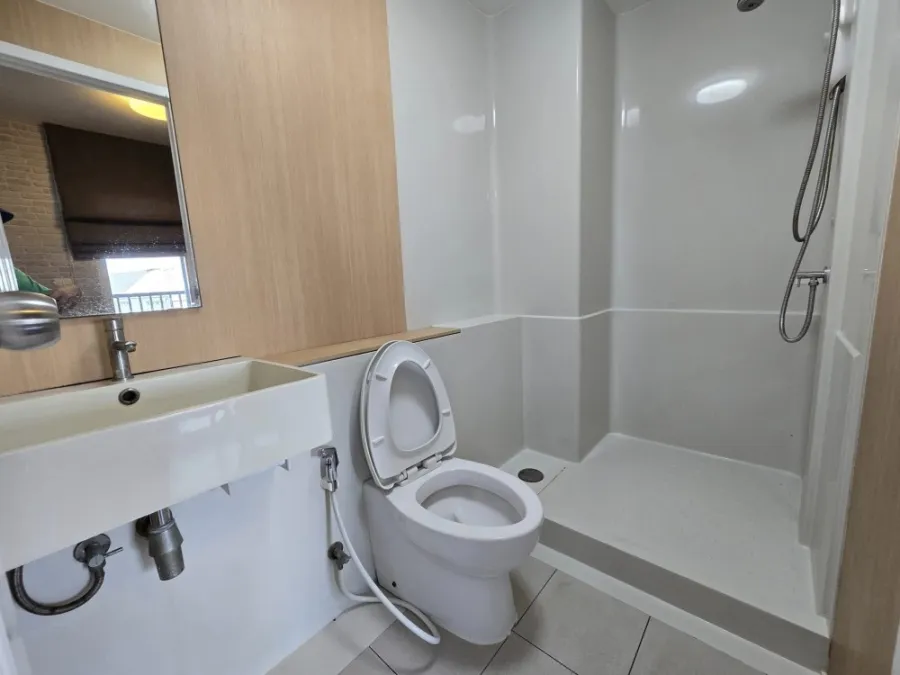 For rent: The Trust Condo Amata - Chonburi. The whole room is decorated with wallpaper. Very livable. Good high floor. Book now.