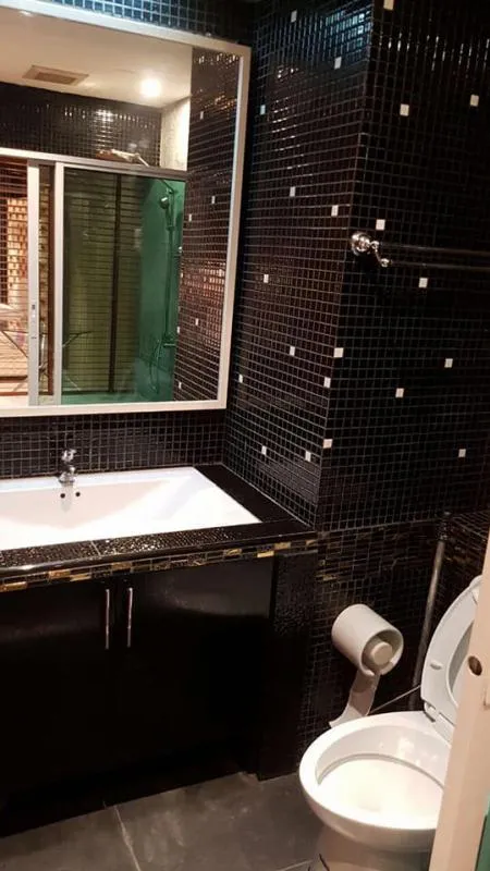 ให้เช่า noble house phayathai 2 bedrooms 1 bath living room and kitchen with the balcony.Size 70 sq.
