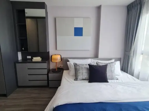 For rent IDEO Chula Samyan. The room is beautifully decorated and stylish. Very livable. Just carry one bag and move in.