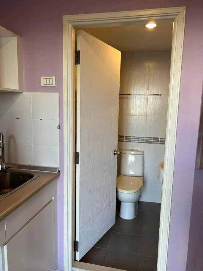 For rent, Lumpini Park Rama 9-Ratchada, 1 bedroom, with colorful wallpaper, very inviting, hurry to book before you miss it.