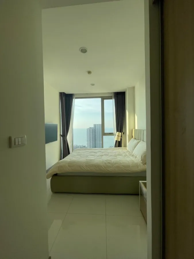 For rent, The Riviera Wongamat Beach (North Pattaya), very beautiful sea view. You can lie down and enjoy the view. Book now.