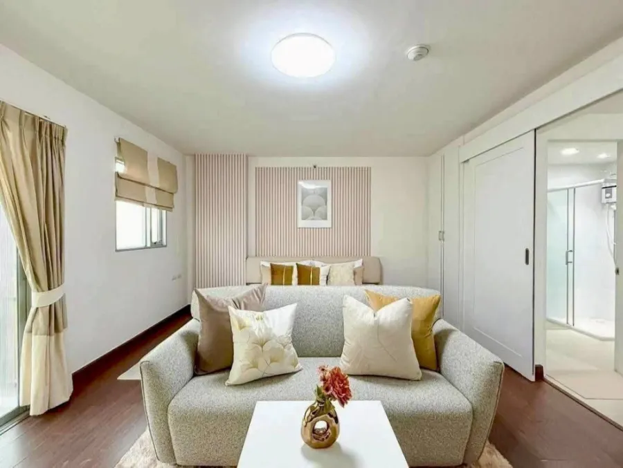 For rent: The Escape Condominium, Sukhumvit 101/1, decorated with beautiful wallpaper, fully furnished, hurry and book now.